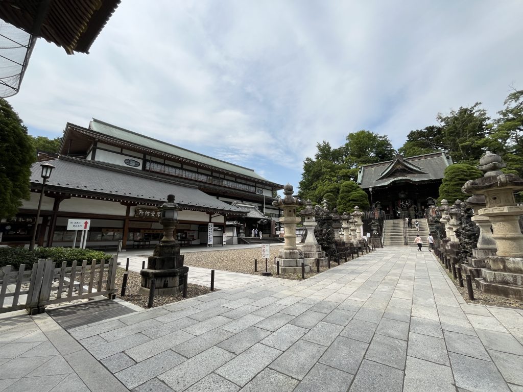 御護摩受付所_新勝寺仁王門