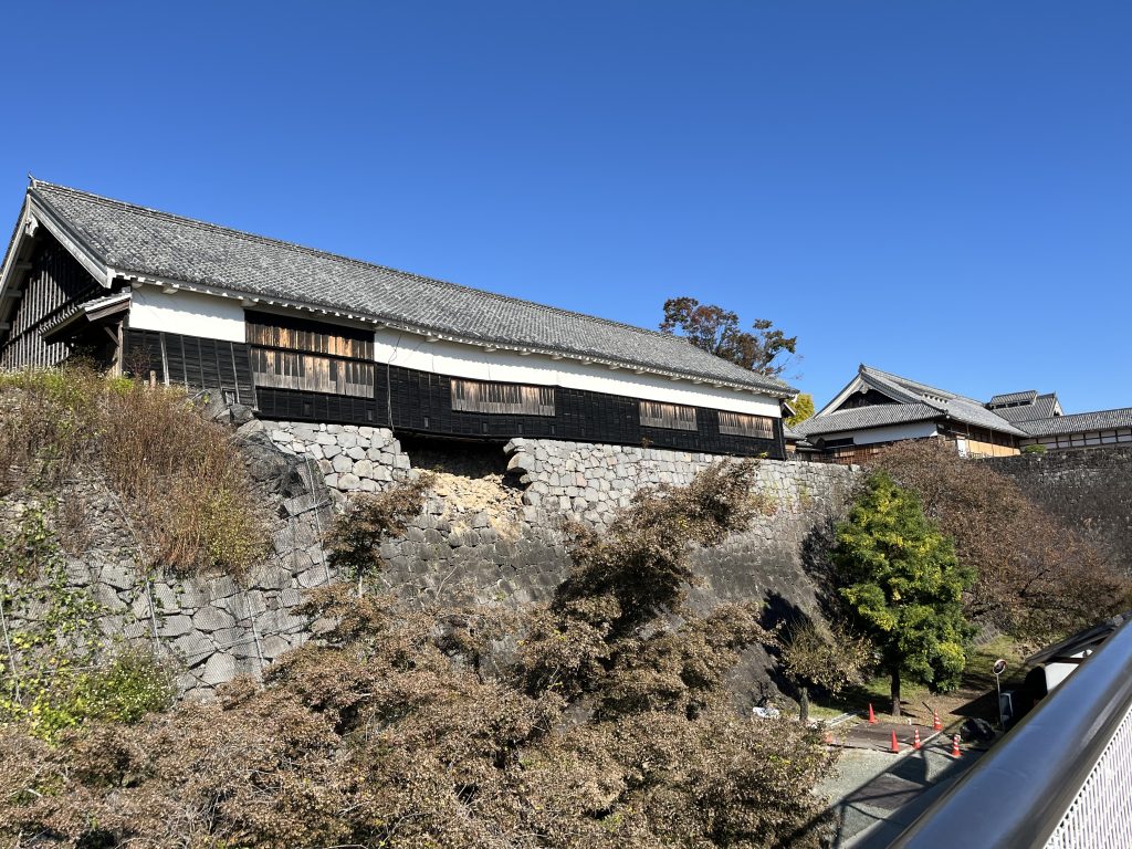 數寄屋丸及其周邊損壞的石垣與長屋