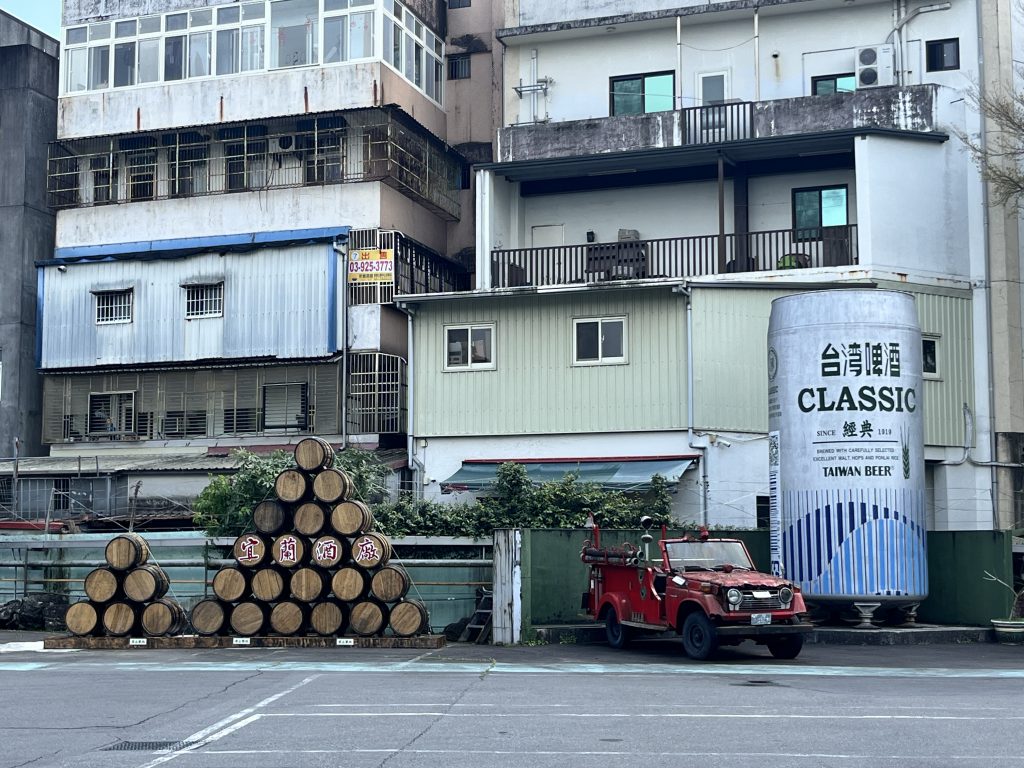 巨大的台灣啤酒 CLASSIC經典罐裝造型裝置