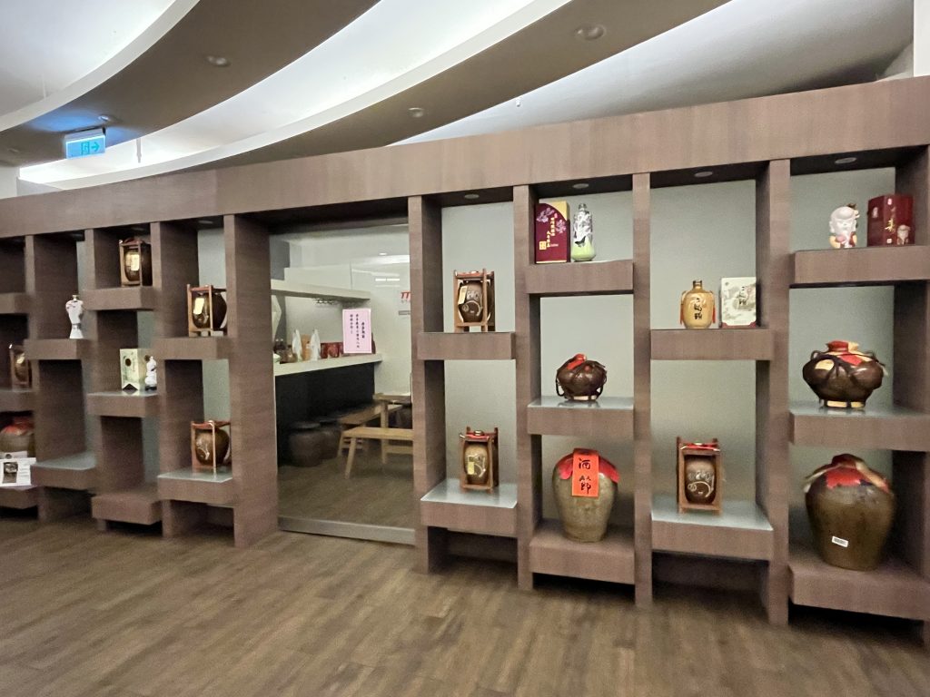 酒瓶與酒甕展示牆