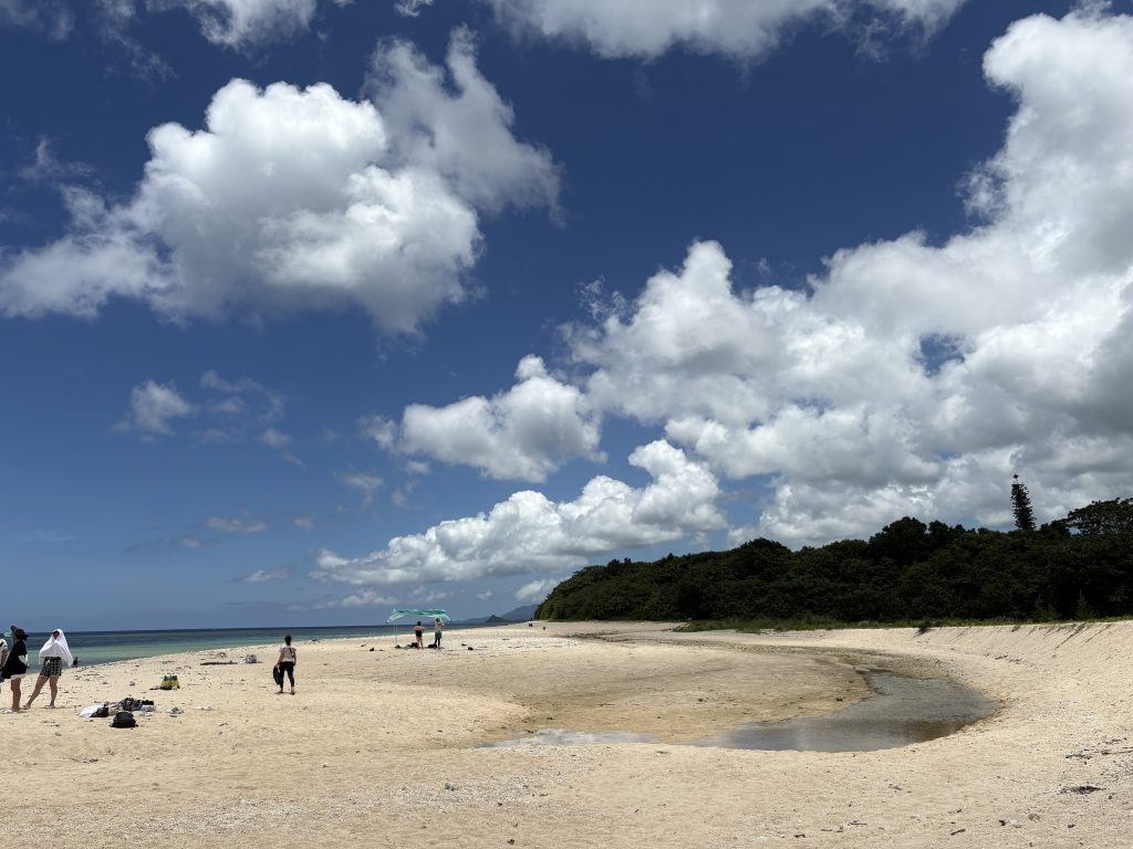 米原海灘獨特的雙側海岸線