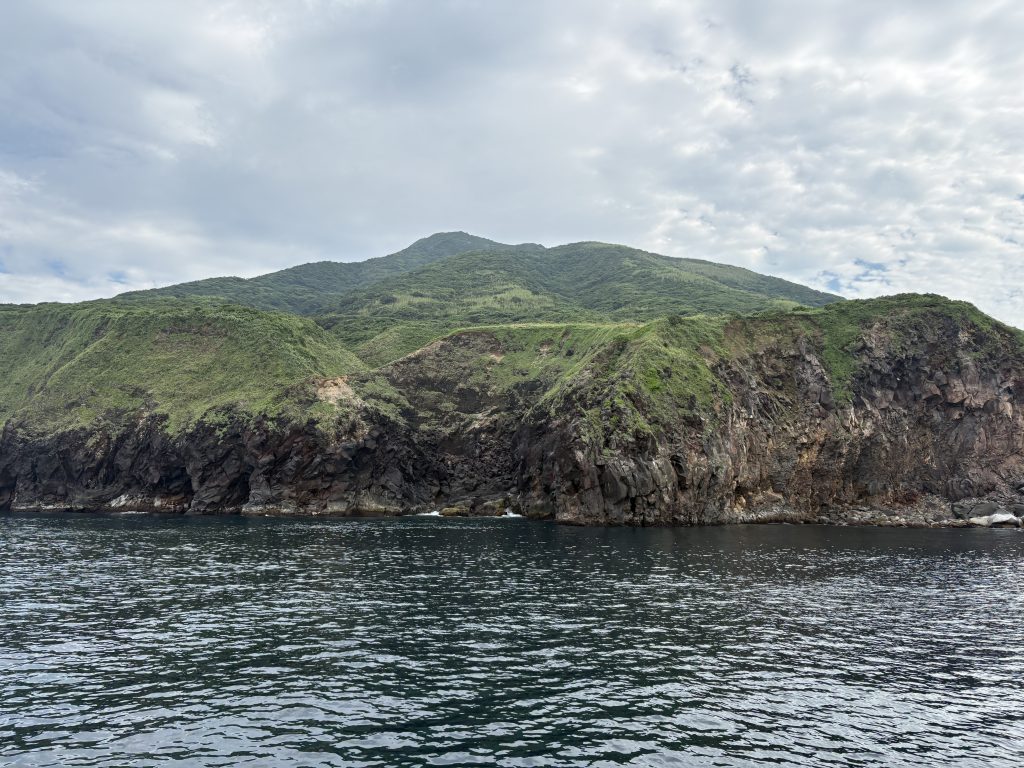 龜尾火山巨岩斷崖