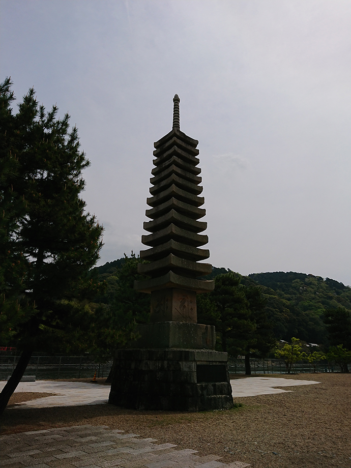 十三重石塔