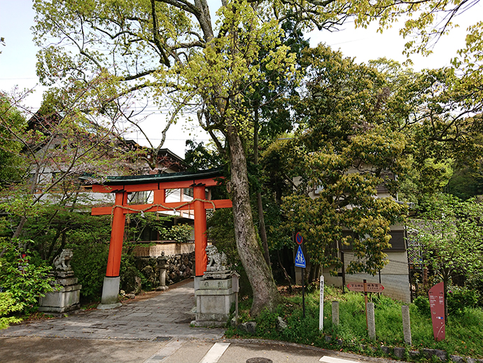 宇治神社鳥居側門入口
