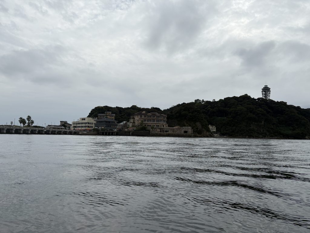 江之島北側與山丘全貌