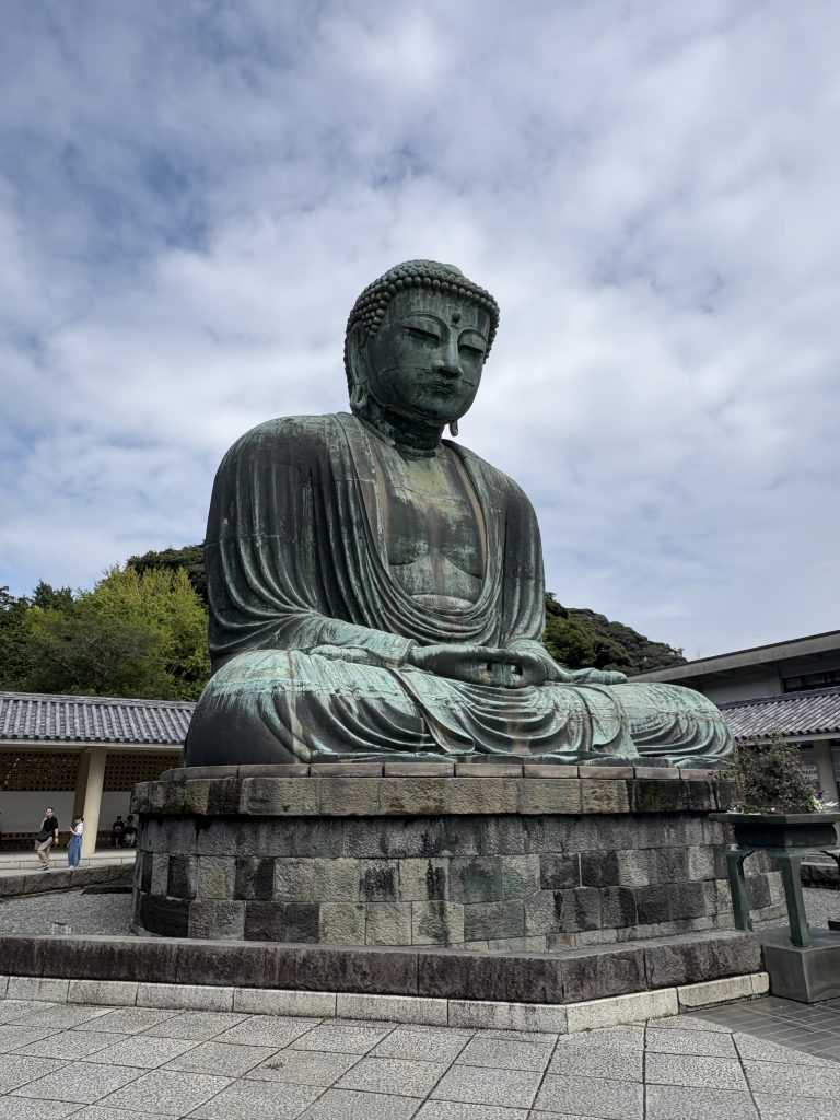 鎌倉大佛30 度的低角度仰望視角