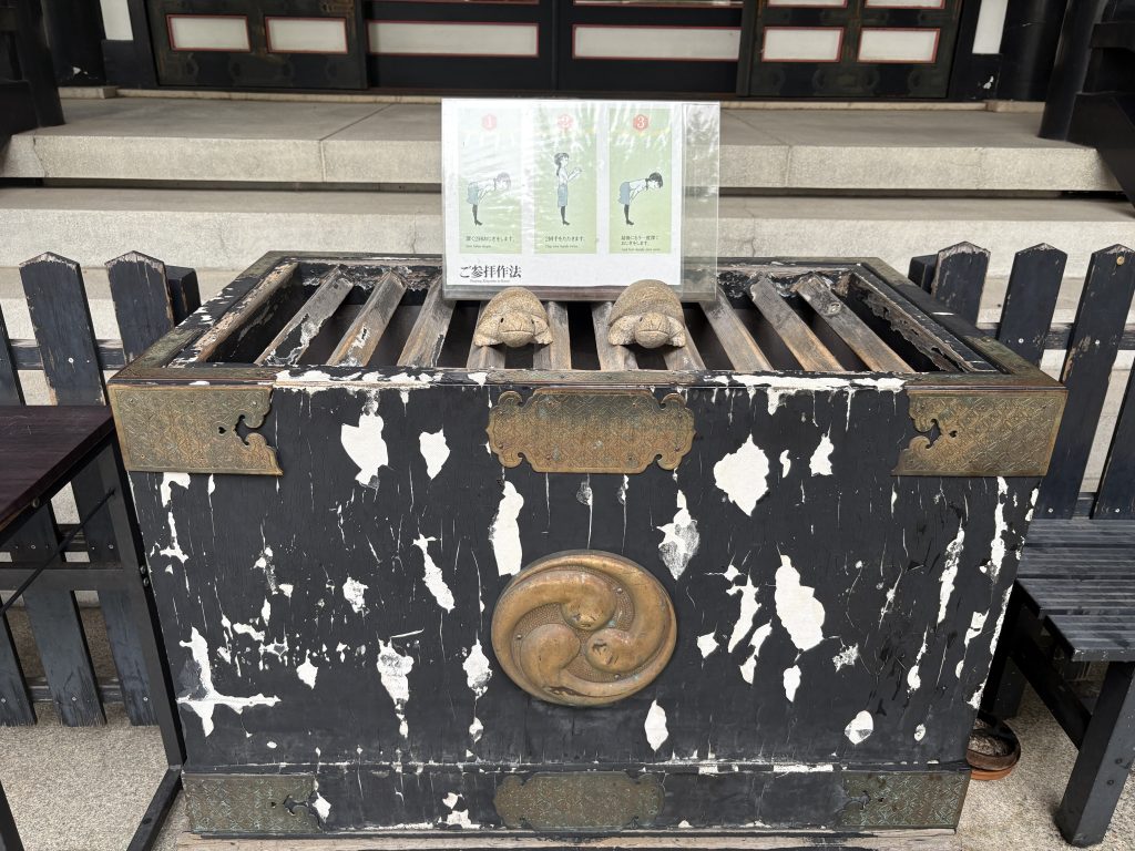 龜有香取神社正殿前的賽錢箱